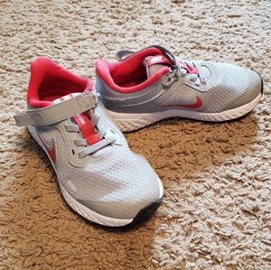 Nike Revolution 5 Flyease Kids size 11